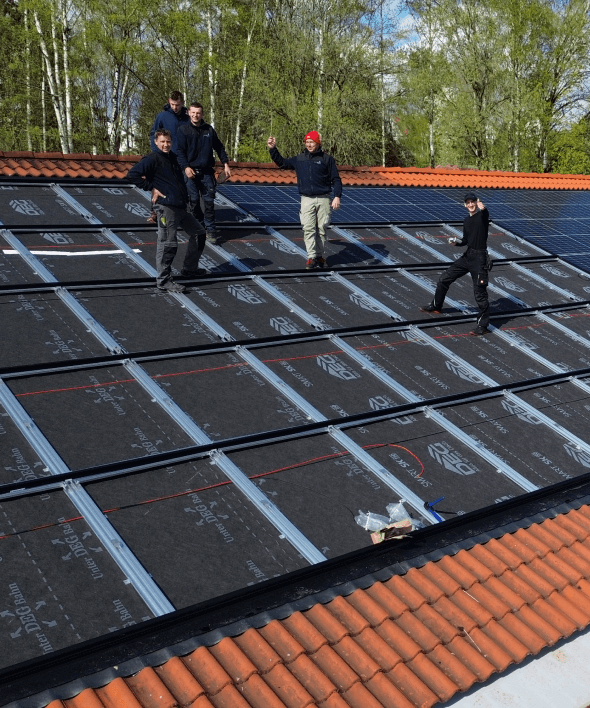 Solaranlage_Dach_Arbeiter_Gruppe